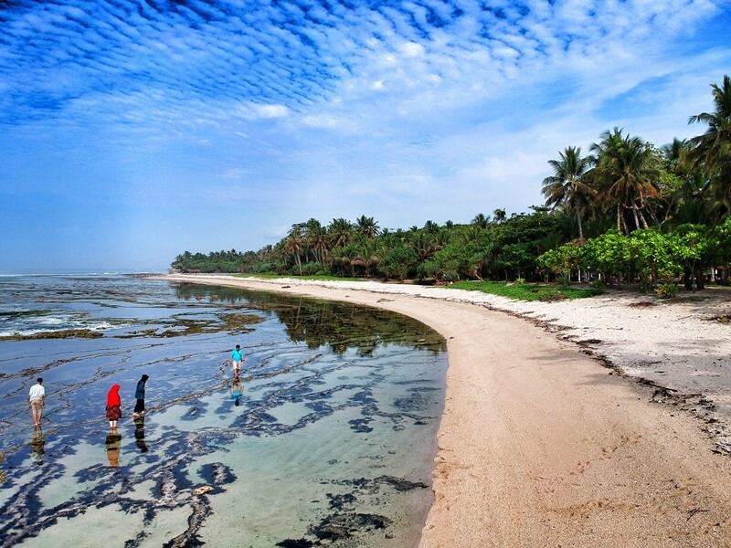 Pantai Karapyak: Santai di Pasir Putih yang Menyentuh Hati